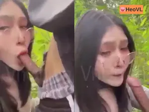 đi dã ngoại tiện chịch bạn gái ở trong rừng