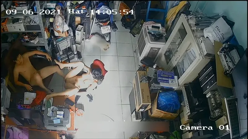 Người vợ chồng yêu quan hệ nhau trong của hàng máy tính
